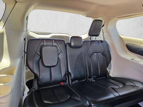 Used 2023 Chrysler Pacifica Touring-L FWD image 12