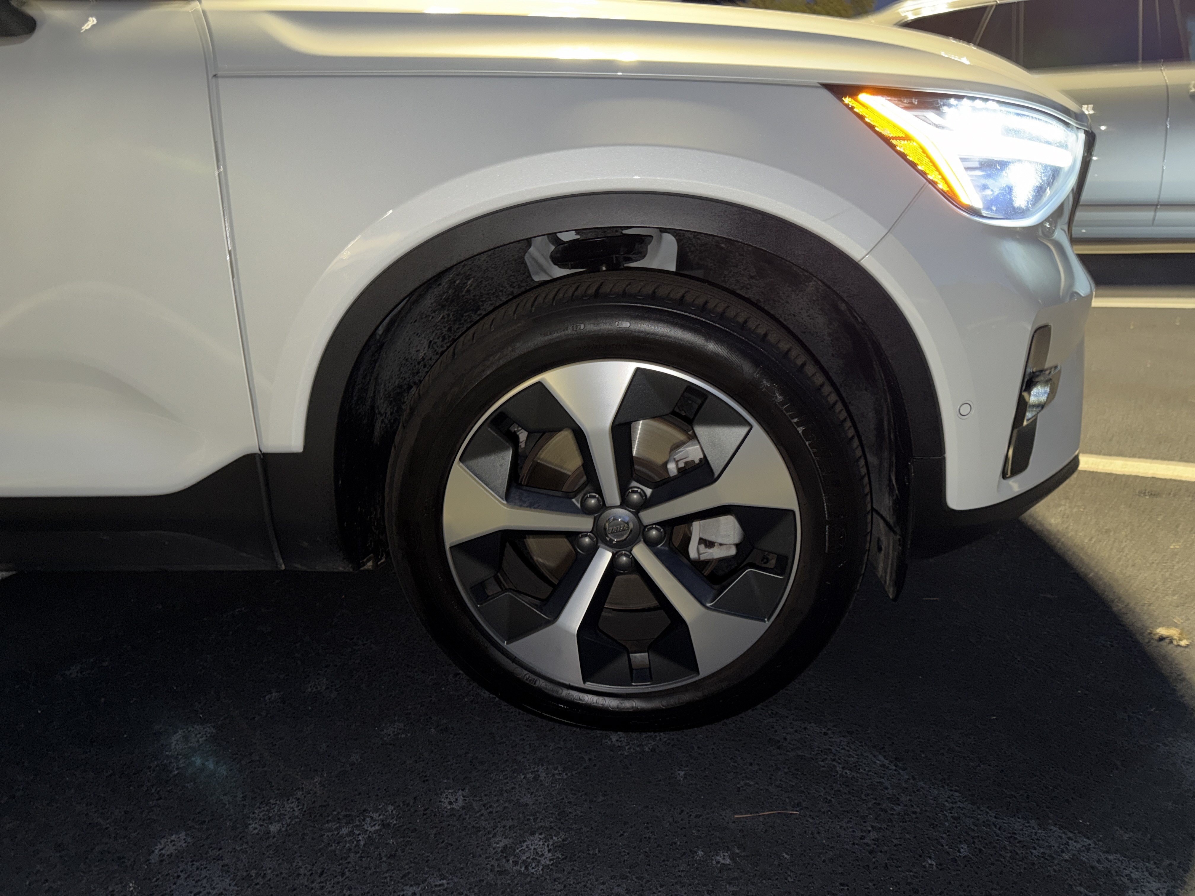 Certified 2025 Volvo XC40 B5 Plus AWD/4WD image 3
