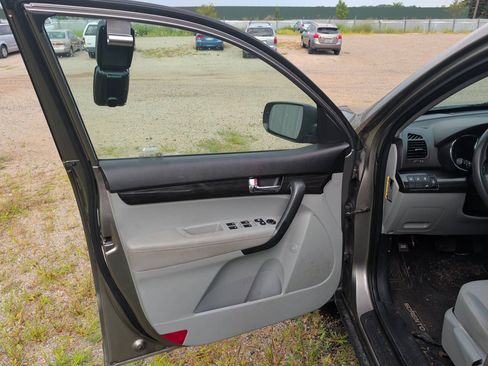 Used 2011 Kia Sorento LX FWD image 23