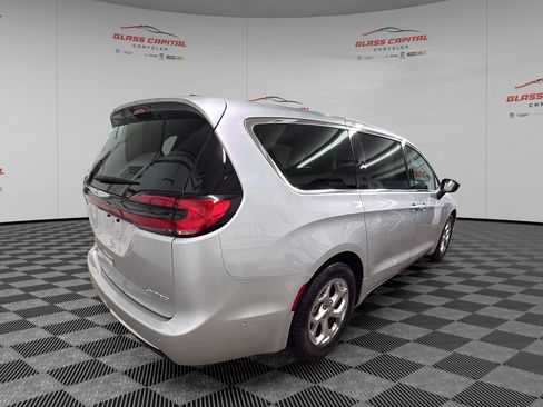 Used 2024 Chrysler Pacifica Limited FWD image 7