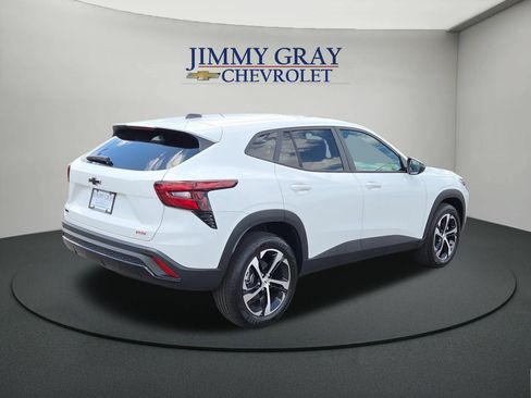 New 2026 Chevrolet Trax RS w/ Sunroof Package FWD image 5