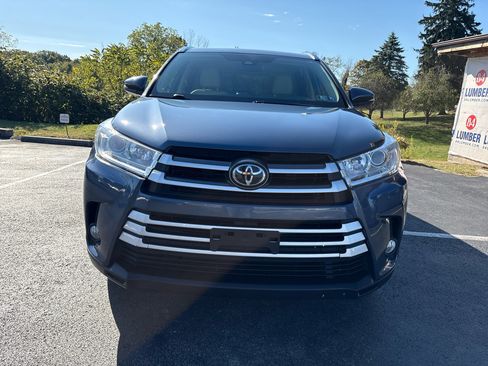 Used 2019 Toyota Highlander XLE image 2