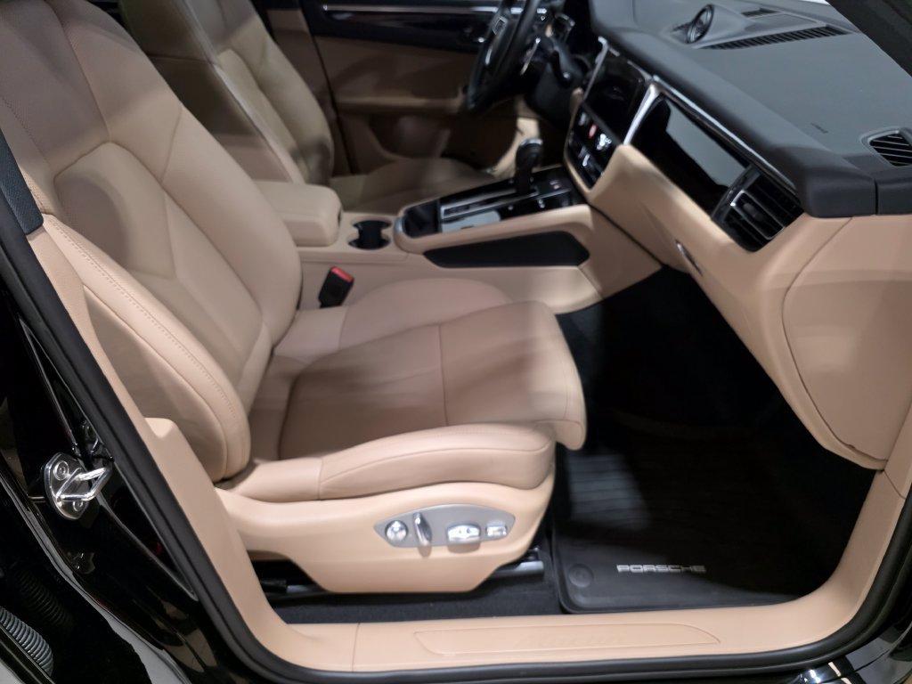 Certified 2026 Porsche Macan AWD/4WD image 16