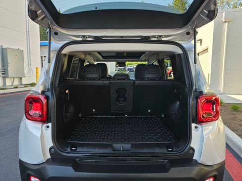 Used 2019 Jeep Renegade Limited w/ UConnect 8.4 Nav Group AWD/4WD image 17