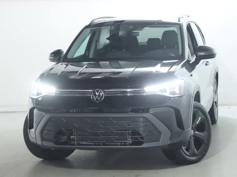 Certified 2025 Volkswagen Taos SE AWD/4WD image 3