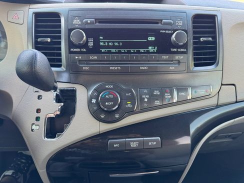 Used 2014 Toyota Sienna LE AWD/4WD image 15