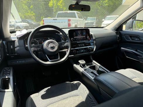Used 2024 Nissan Pathfinder SV image 18
