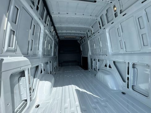 Used 2025 Mercedes-Benz Sprinter 2500 image 16