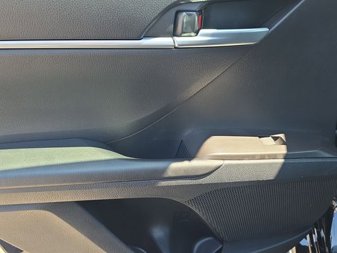 Used 2023 Toyota Camry SE image 14