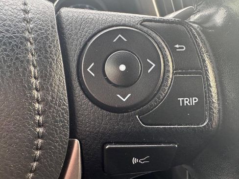 Used 2018 Toyota RAV4 SE image 18