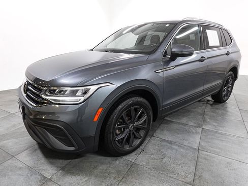 Used 2022 Volkswagen Tiguan SE w/ Panoramic Sunroof Package image 3