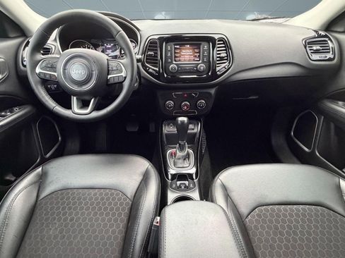 Used 2018 Jeep Compass Latitude FWD image 13