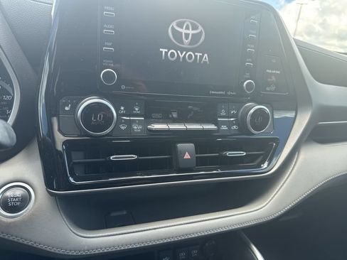 Used 2021 Toyota Highlander XLE FWD image 19