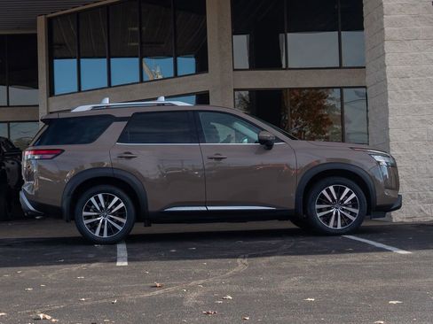 Used 2024 Nissan Pathfinder Platinum w/ Cargo Package image 4