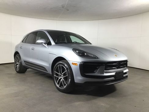 Certified 2026 Porsche Macan AWD/4WD image 9