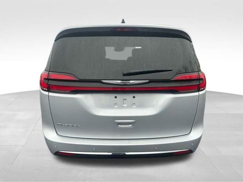 Used 2024 Chrysler Pacifica Touring-L image 6