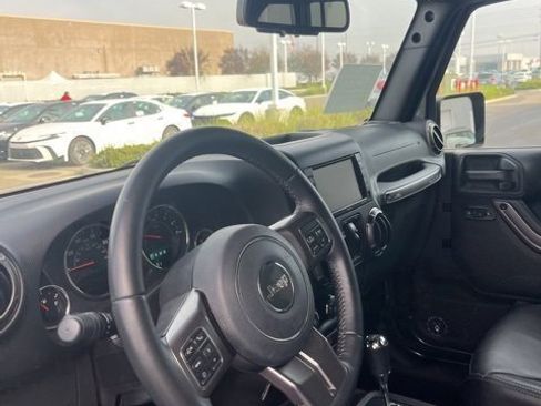 Used 2018 Jeep Wrangler Unlimited Sahara image 16