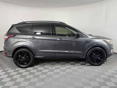 Used 2017 Ford Escape SE w/ SE Sport Appearance Package AWD/4WD image 2