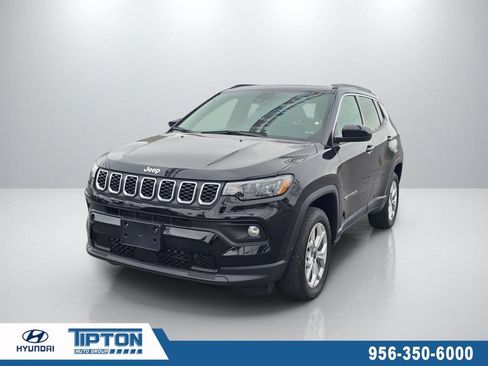 Used 2025 Jeep Compass Latitude w/ Sun & Sound Group AWD/4WD image 1