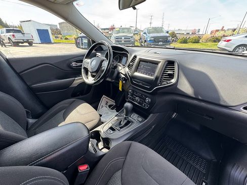 Used 2020 Jeep Cherokee Latitude w/ Cold Weather Group image 16