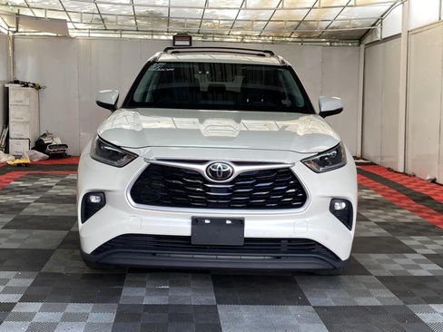 Used 2021 Toyota Highlander XLE AWD/4WD image 2