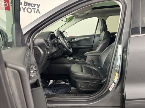 Used 2022 Ford Escape Titanium image 3