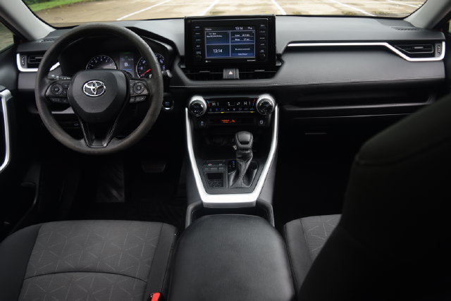 Used 2020 Toyota RAV4 XLE w/ Convenience Package FWD image 8