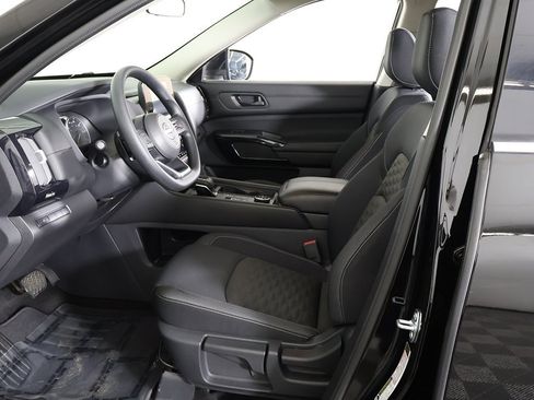 Used 2024 Nissan Pathfinder S image 27