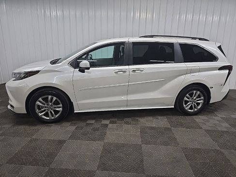 Used 2024 Toyota Sienna XLE image 5