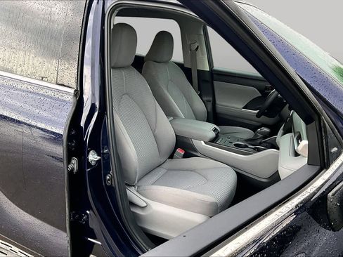 Used 2022 Toyota Highlander LE FWD image 9