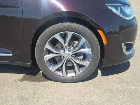Used 2017 Chrysler Pacifica Limited w/ UConnect Theater Package FWD image 4