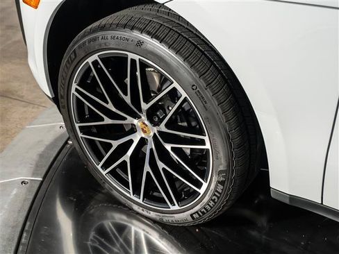 Certified 2026 Porsche Macan AWD/4WD image 15