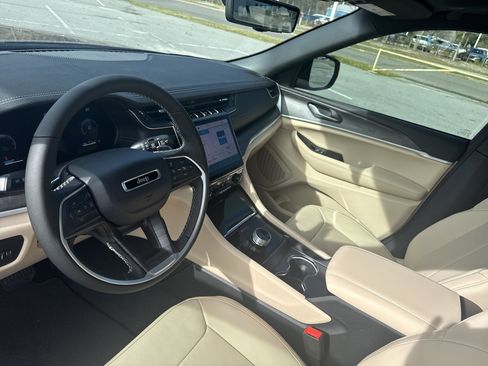 New 2025 Jeep Grand Cherokee Limited w/ Luxury Tech Group II RWD image 16