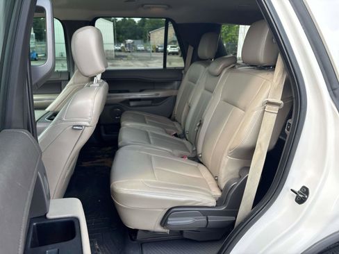 Used 2019 Ford Expedition XLT w/ Equipment Group 202A AWD/4WD image 12