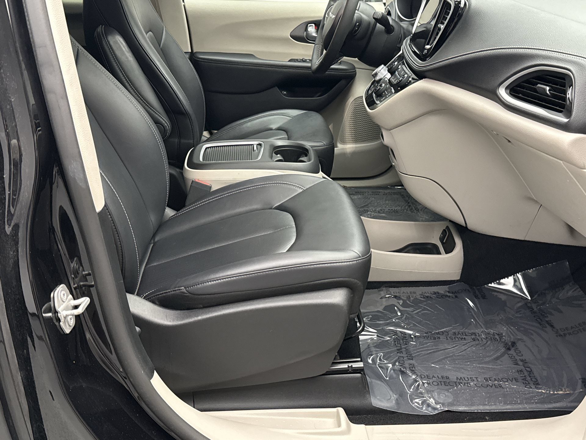 Used 2024 Chrysler Pacifica Limited FWD image 16
