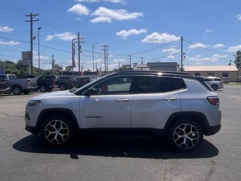 Used 2024 Jeep Compass Limited AWD/4WD image 4