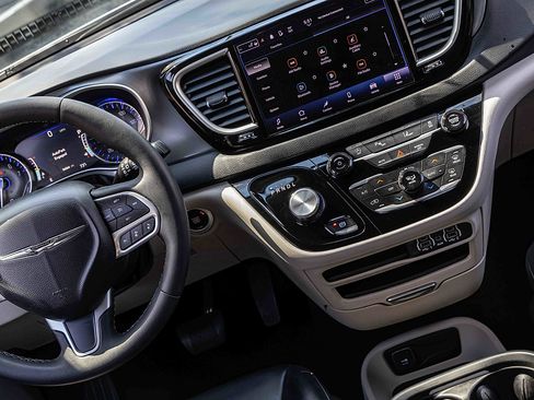 Used 2023 Chrysler Pacifica Touring-L FWD image 19