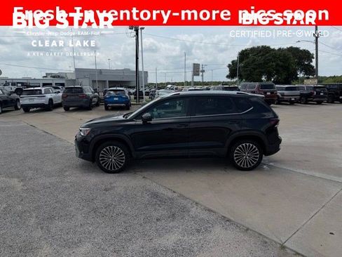Used 2025 Volkswagen Taos SE FWD image 1
