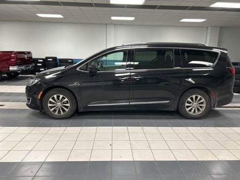 Used 2019 Chrysler Pacifica Touring-L image 4