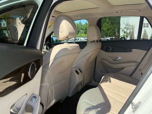 Used 2018 Mercedes-Benz GLC 300 4MATIC w/ Premium Package image 10