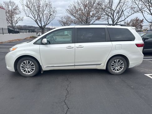 Used 2017 Toyota Sienna XLE Premium image 6