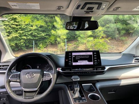 Certified 2021 Toyota Sienna XLE FWD image 22