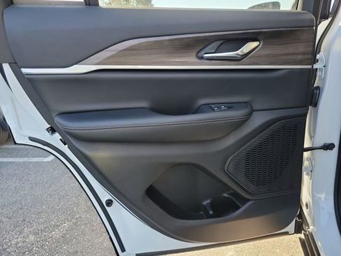 New 2026 Jeep Grand Cherokee Altitude image 12