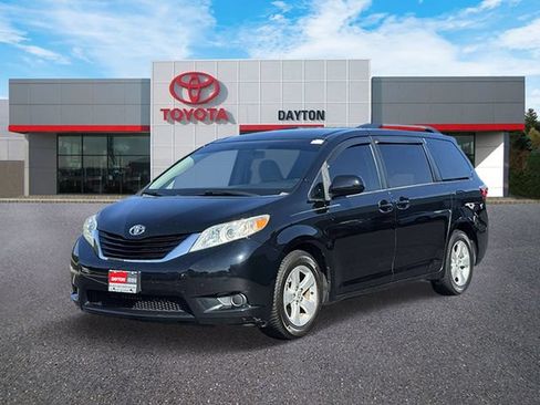 Used 2015 Toyota Sienna LE FWD image 2