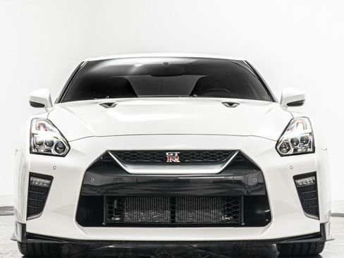 Used 2021 Nissan GT-R Premium AWD/4WD image 4