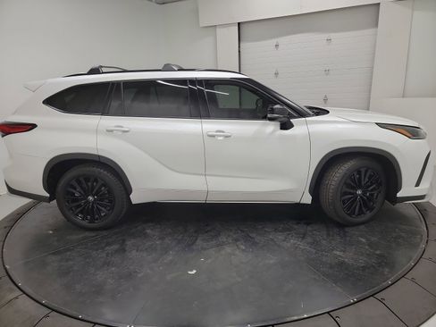 Used 2023 Toyota Highlander XSE FWD image 11