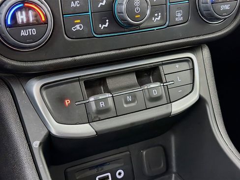 Used 2024 GMC Terrain SLT image 19