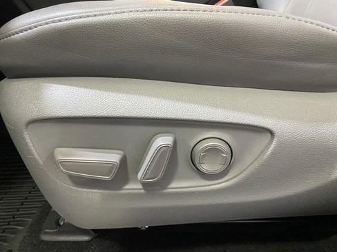 Used 2023 Toyota Highlander Limited image 17