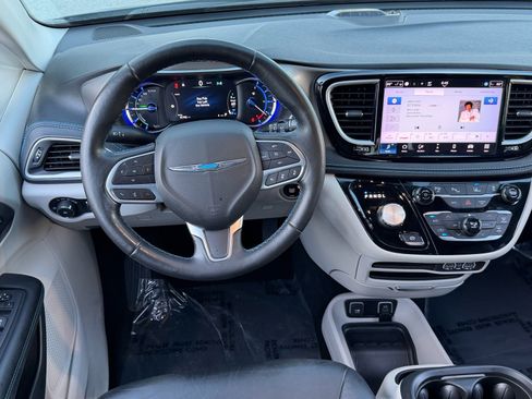 Used 2021 Chrysler Pacifica Touring-L FWD image 14