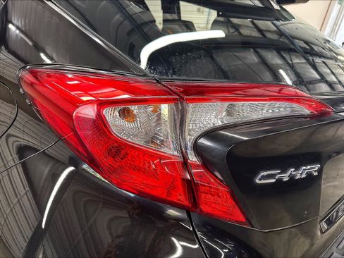 Used 2018 Toyota C-HR XLE FWD image 23